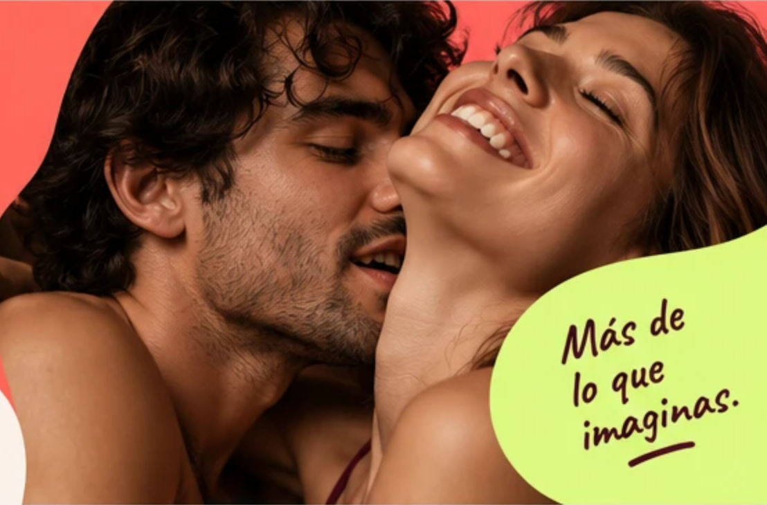 Una pareja ríe abrazada, piel con piel.